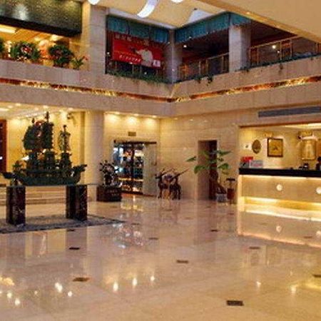 Imperial Court Hotel Ичан Интерьер фото