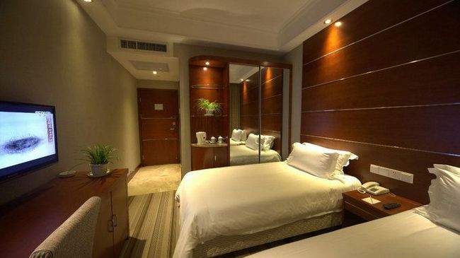 Imperial Court Hotel Ичан Номер фото