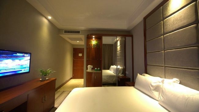 Imperial Court Hotel Ичан Номер фото
